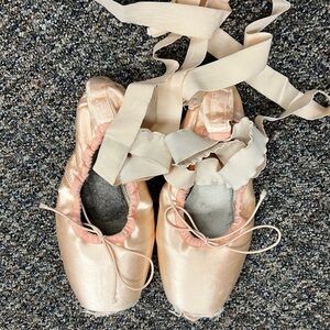 Stinky Smelly used old broken in pointe shoes